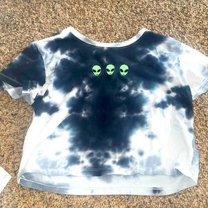 A alíen crop top